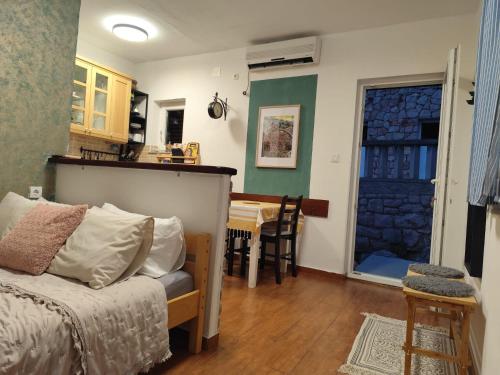 Η κουζίνα ή μικρή κουζίνα στο Studio apartman Tisno-Smokva