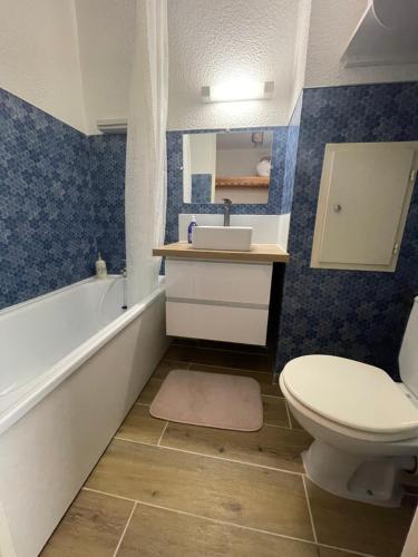 une salle de bain avec toilettes, lavabo et baignoire dans l'établissement studio 4 pers Pra Loup 1500, à Uvernet