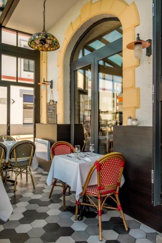 une salle à manger avec une table et des chaises dans un restaurant dans l'établissement Grand Hôtel de Bretagne, au Palais