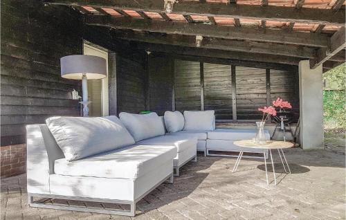 レーンデにあるLovely Home In Leende With Wifiの白いソファ、パティオ(テーブル付)