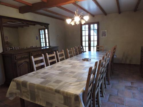 une grande salle à manger avec une table et des chaises dans l'établissement Gite La Hugonnette, à Divajeu