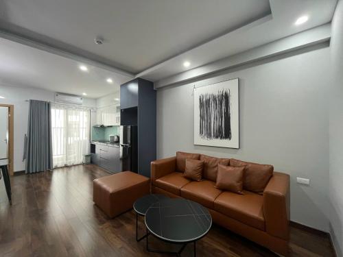Thái NguyênにあるLuxury 2bed apart- Tecco thịnh đán thai nguyên - Samsung 20minのソファとテーブルのあるリビングルーム