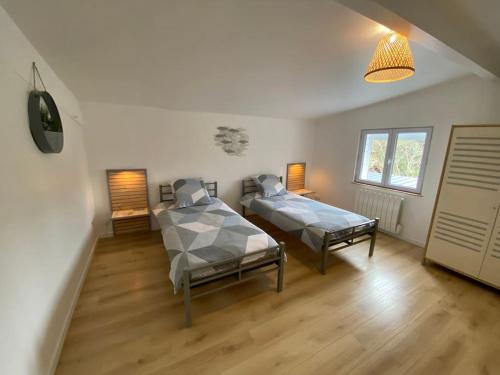 une chambre avec deux lits dans une pièce dans l'établissement Villa Giulianna le Teich bassin d Arcachon, au Teich