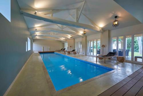 une grande piscine dans une grande pièce dans l'établissement Havre de paix, à Grézillac
