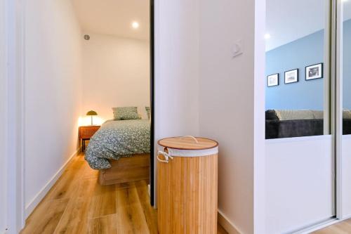 une petite chambre avec un lit et une table dans l'établissement Studio Cosy à Ajaccio, à Ajaccio