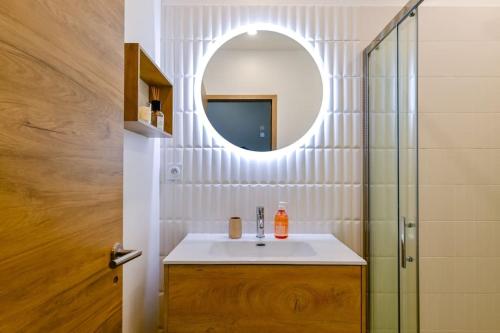 une salle de bain avec un lavabo et un miroir dans l'établissement Studio Cosy à Ajaccio, à Ajaccio