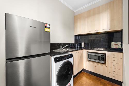 Η κουζίνα ή μικρή κουζίνα στο Melbourne City Suites