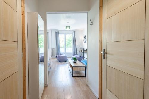 un couloir avec une porte menant à un salon dans l'établissement Beau Soleil Appartement au centre ville, à Annecy