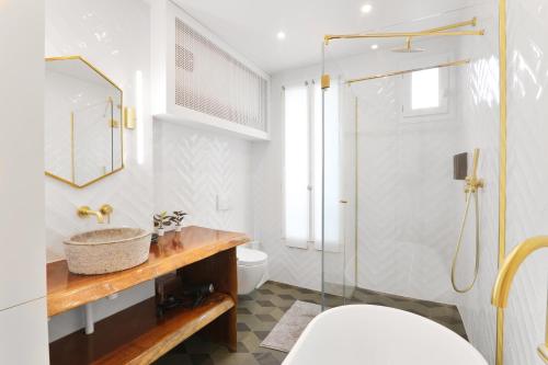 une salle de bain avec un lavabo et une douche dans l'établissement Appartement Quartier Montmartre 3 Free Netflix, à Paris