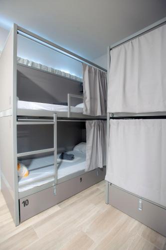 Katil atau katil-katil dalam bilik di Hostel Dos Estaciones - FREE towels, coffee & tea, remote check-in