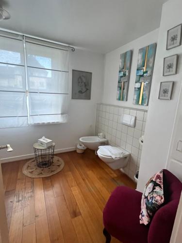 une salle de bain blanche avec des toilettes et un lavabo dans l'établissement Appartement Bastion de Riquewihr, à Riquewihr