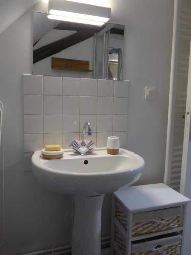 une salle de bain avec un lavabo blanc et un miroir dans l'établissement Charmant studio centre-ville, à Bourges