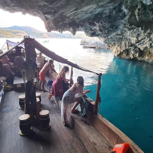 a group of people sitting on a boat in a cave at B&B da Giovanna Dimora del Turista in Santa Maria del Cedro