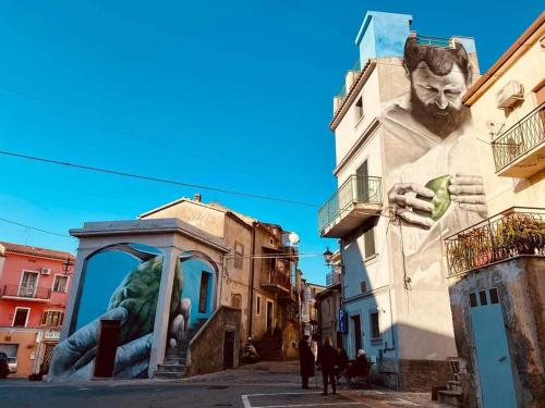 a mural of a man on the side of a building at B&B da Giovanna Dimora del Turista in Santa Maria del Cedro
