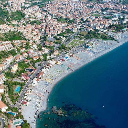 an aerial view of a beach next to the water at B&B da Giovanna Dimora del Turista in Santa Maria del Cedro