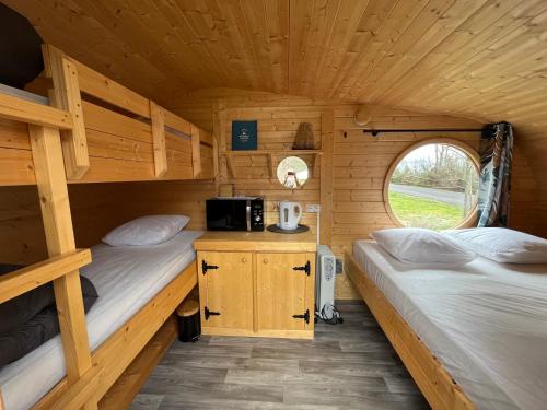 Postel nebo postele na pokoji v ubytování Camping de Santenay