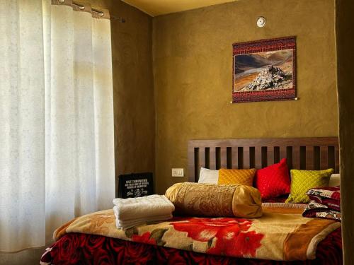 En eller flere senge i et værelse på Pemchung Homestay by StayApart