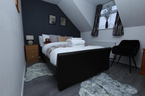 a bedroom with a bed and a black wall at BEAUTIFUL 4 BED HOUSE IN Cul-De-Sac in Erith