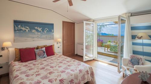 una camera da letto con un letto e una porta scorrevole in vetro di IL CILIEGIO SUL LAGO 6, Emma Villas a Massarosa