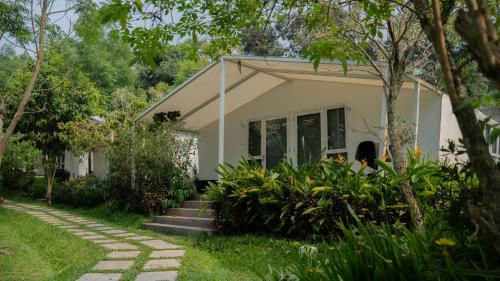 a small house with a garden and a path at Leuweung Geledegan Ecoldge in Kiarapayung 2