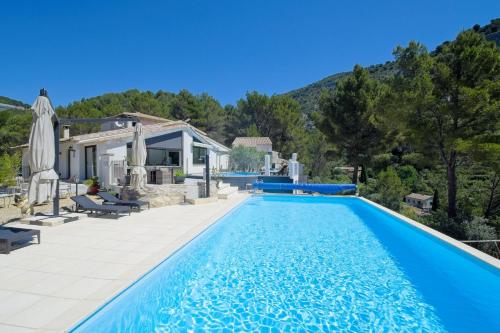 une villa avec piscine et une maison dans l'établissement B&B Villa Chante Coucou, à Fontaine-de-Vaucluse
