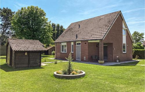Κήπος έξω από το 4 Bedroom Gorgeous Home In Bruinisse