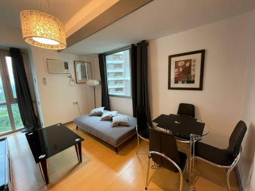 Ruang duduk di Prime Avant BGC Location Apartments by PH Staycation