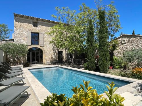 une piscine dans l'arrière-cour d'une maison dans l'établissement Le Mas du Félibre, à Caumont-sur-Durance