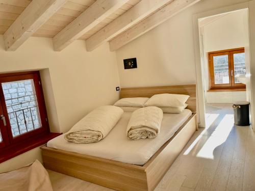 Postel nebo postele na pokoji v ubytování Live la Dolce Vita! Your Lake Garda deluxe getaway