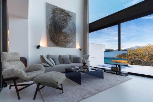 a living room with a couch and a tv at Ferienhaus in Bger mit Privatem Pool in Búger
