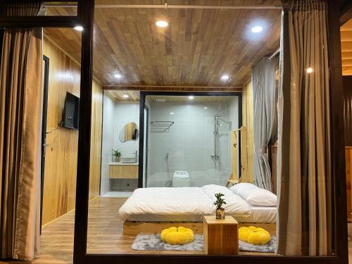 Ấp Kim ThạchにあるLucia House 2のベッドのある寝室とシャワー付きのバスルーム