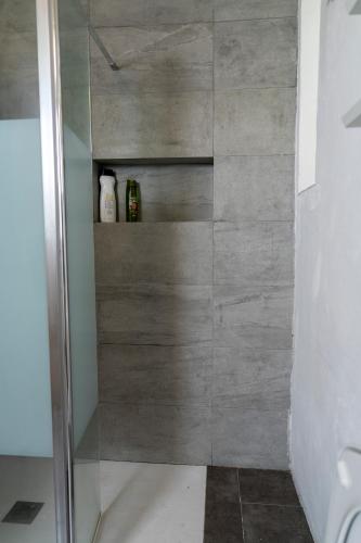 a shower with a glass door in a bathroom at Casa Rosendo Madre in La Guancha