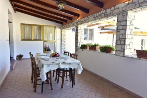 Schönes Ferienhaus in Zambratija mit Terrasse und Nah am Strand