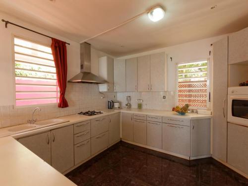 Kuchyň nebo kuchyňský kout v ubytování Hôtel Villa Les Orchidées