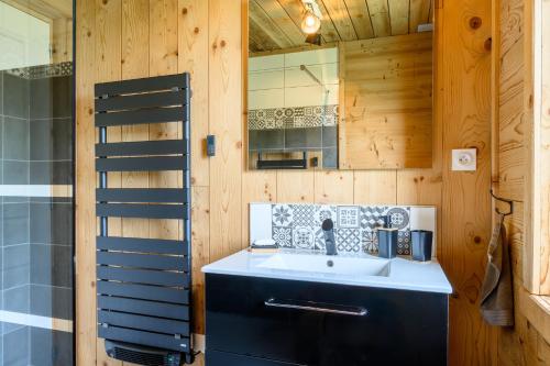 Ένα μπάνιο στο Chalet le Brusyna avec jacuzzi