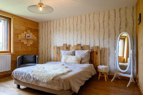 Ένα ή περισσότερα κρεβάτια σε δωμάτιο στο Chalet le Brusyna avec jacuzzi
