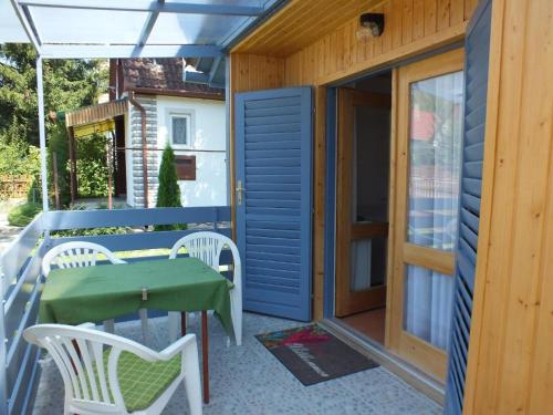 Balkón alebo terasa v ubytovaní Freistehendes Ferienhaus beim Wellnessbad mit eingezäuntem Garten und Terrasse