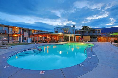 ペンティクトンにあるBowmont Motelの建物の前の大きなプール