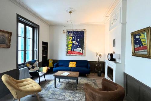 a living room with a blue couch and chairs at Maison Ferry - Welkeys in Rivedoux-Plage