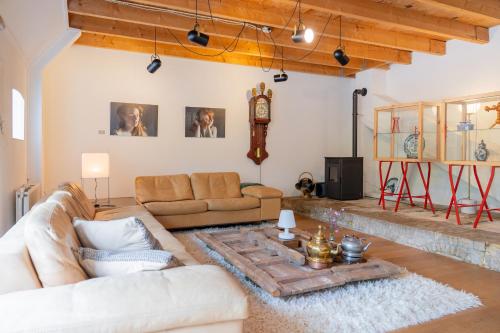 a living room with a couch and a table at Landgoed Olterterp Lodges, kies een comfortabel huisje of appartement op de allermooiste locatie in Olterterp