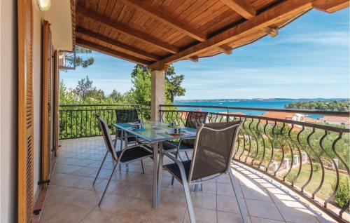 patio ze stołem i krzesłami na balkonie w obiekcie Holiday Home Klarinska Br, Iv w mieście Preko