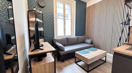 un salon avec un canapé et une table dans l'établissement Le cocon de Victor, à Ivry-sur-Seine
