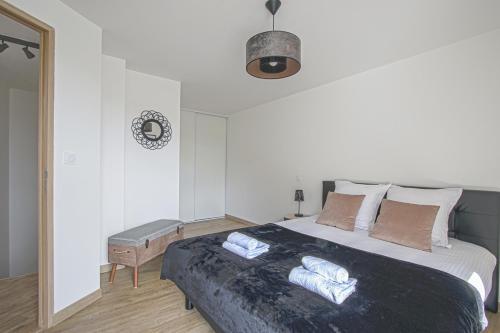 a bedroom with a large bed with pillows on it at Quijote, Maison moderne avec terrasse à Caen in Caen
