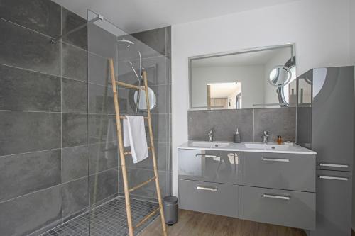 a bathroom with a sink and a mirror at Quijote, Maison moderne avec terrasse à Caen in Caen