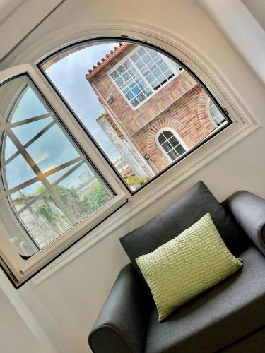 an arched window in a room with a couch at Balnea Baiona in Baiona