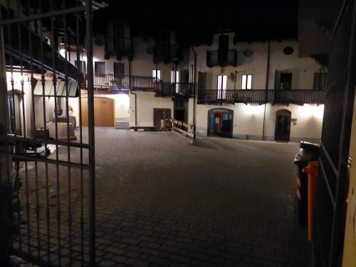 an empty courtyard of a building at night at Galanthus in Aosta