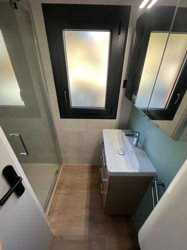 une salle de bain avec un lavabo et une fenêtre dans l'établissement Chalet Albert, à Bolquère-Pyrénées 2000