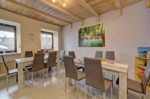 a conference room with a long table and chairs at Ferienhaus für Familien und Gruppen in Sankt Oswald