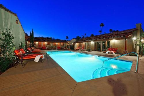 una piscina en un patio con una casa en Los Arboles Hotel en Palm Springs