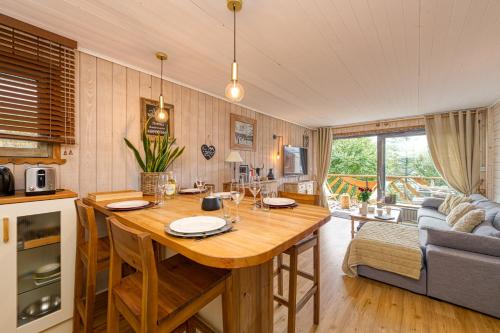 une cuisine et un salon avec une table et un canapé dans l'établissement Homency - Résidence Hélios G1, à L'Alpe-d'Huez